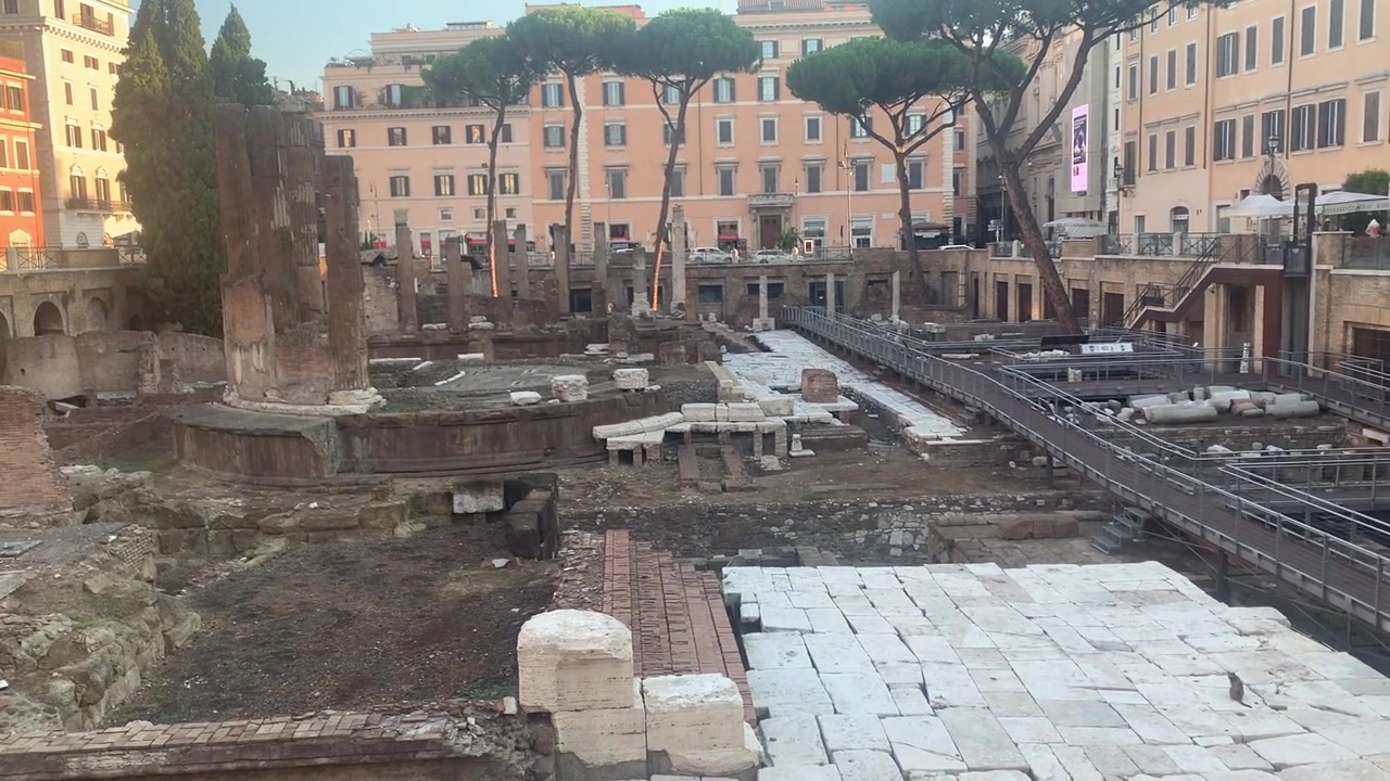 Panoramatický záběr Largo di Torre Argentina v Římě, místa, kde byl Julius Caesar zavražděn o březnových idách roku 44 př. n. l.