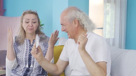 la pareja que cuenta el dinero en casa se alegra. pareja de altos ingresos.