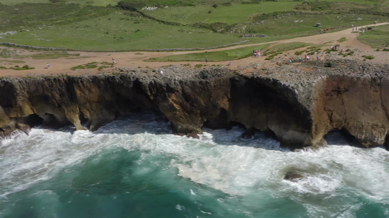 camiones aéreos a lo largo de los acantilados verdes de la playa bufones de pria asturias españa, día soleado