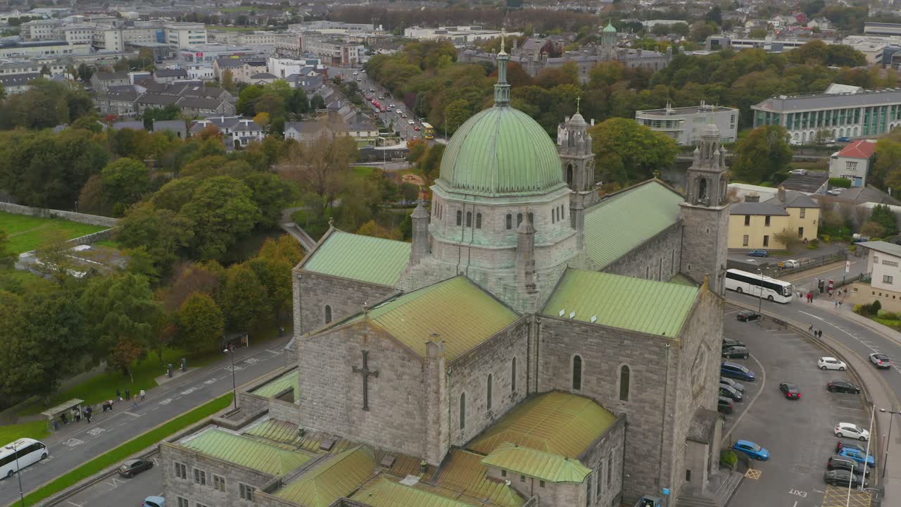 una toma de órbita lenta de la catedral de galway. una toma media.