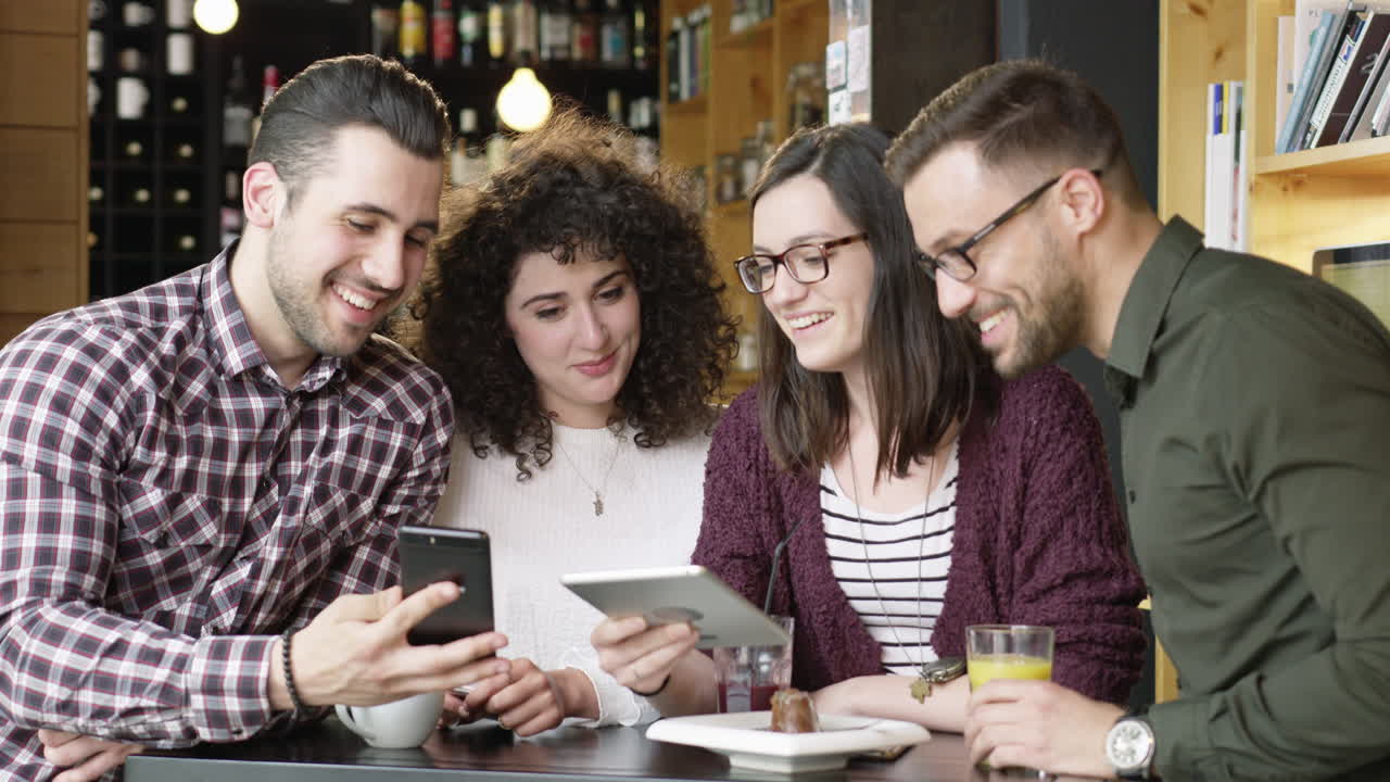 amigos disfrutando de la tableta de la cafetería