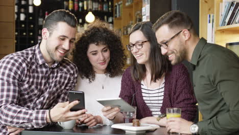 amigos disfrutando de la tableta de la cafetería