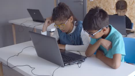 Niña-Y-Niño-De-Escuela-Pensativos-Con-Gafas