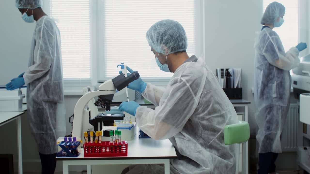 científicos que llevan a cabo investigaciones médicas en un entorno de laboratorio