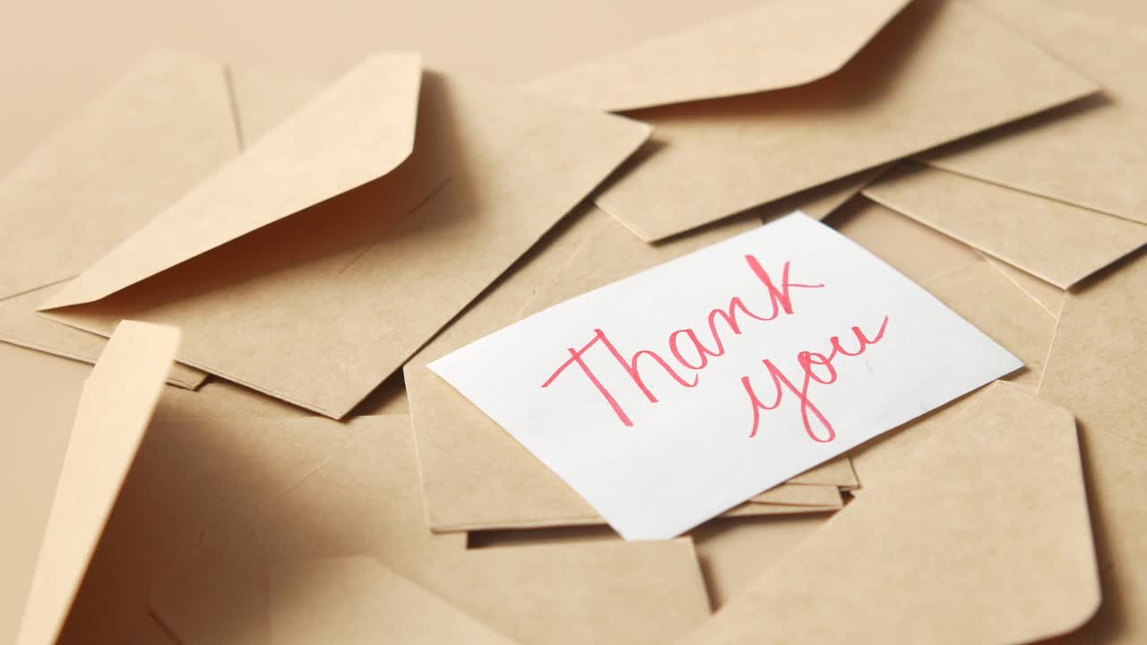 봉투로 둘러싸인 감사 편지