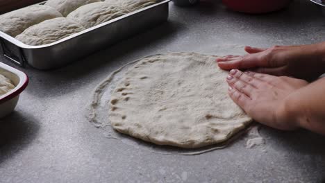 mujer haciendo pizza en casa