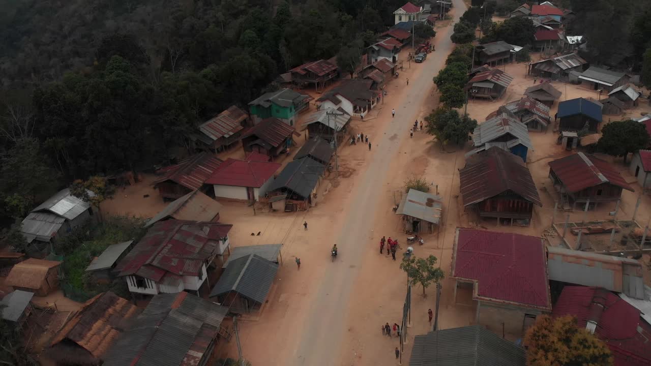 Sam Neua, Khwaeng Hua Phan, Laos'ta tozlu yolları olan köy