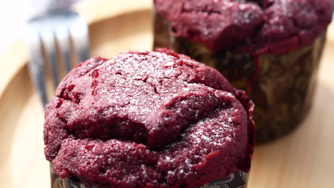 검은색에 고립된 테이블에 있는 마핀의 클로즈업