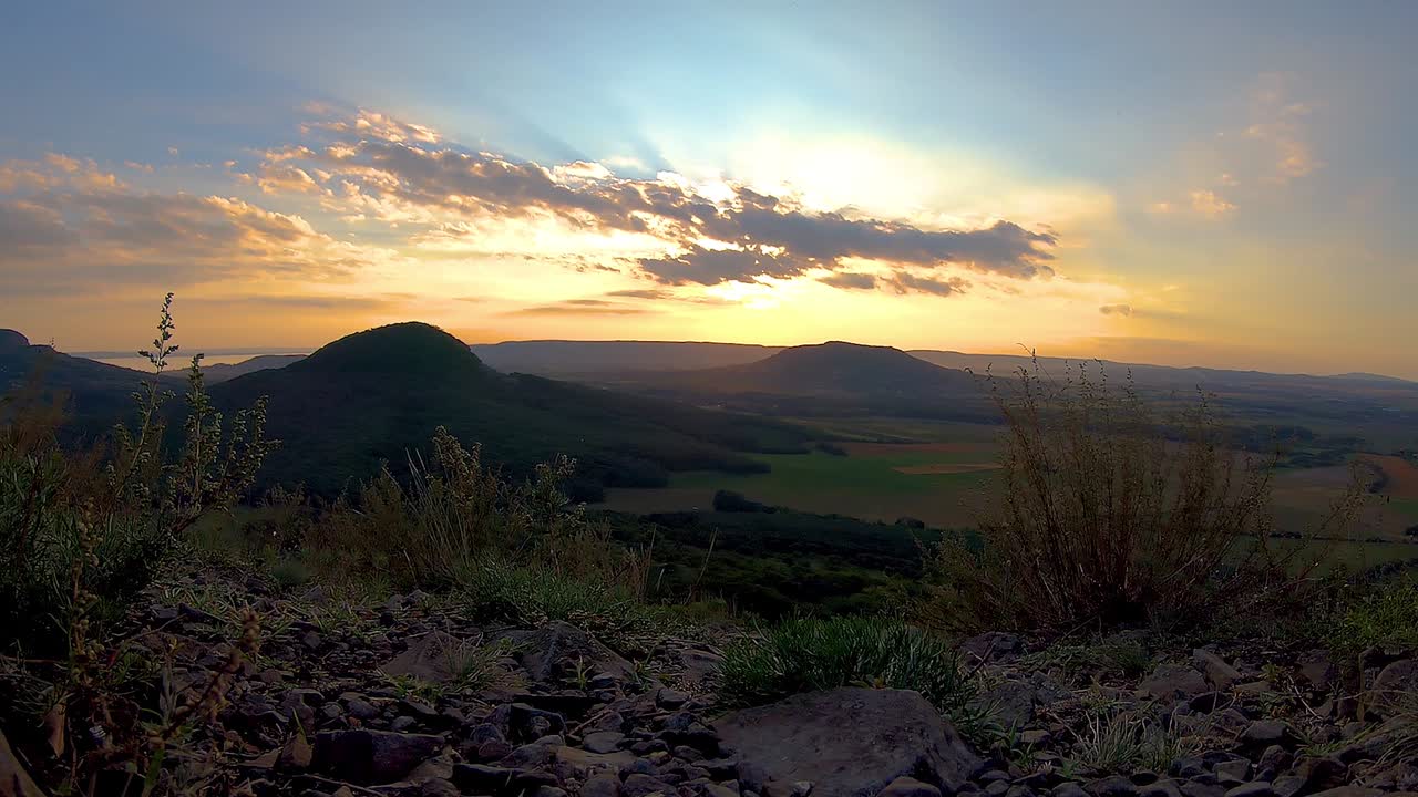 imágenes del atardecer cerca del lago balaton de hungría