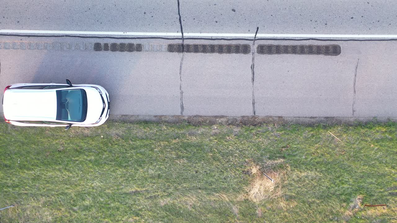 도로 와 잔디 가 있는 보행자 길 의 공중 사진