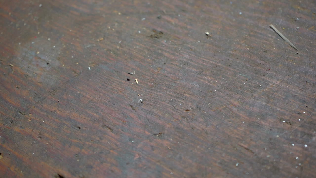 작업대에 떨어지는 나사, 슬로우 모션 영상