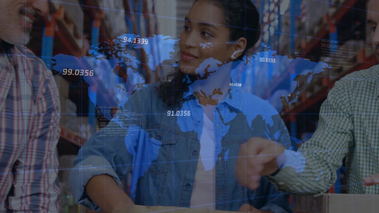 animación del procesamiento de datos financieros y mapa del mundo sobre diversos trabajadores en el almacén