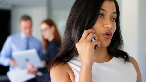 mujer de negocios hablando por teléfono móvil 4k