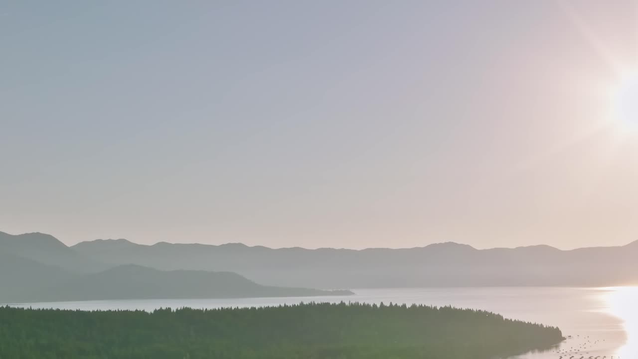 晴れた日にネバダとカリフォルニアのタホ湖へ旅行します。