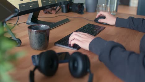 person working on the computer and clicking the mouse