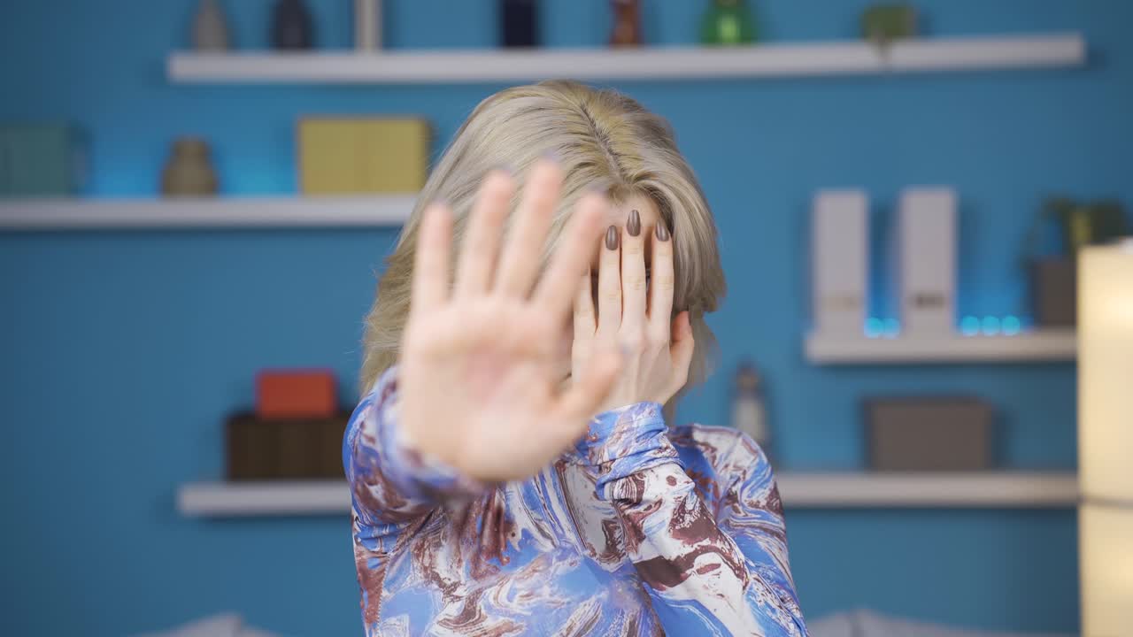 불행하고 우울한 젊은 여성이 여성에 대한 폭력에 "아니오"라고 말합니다.