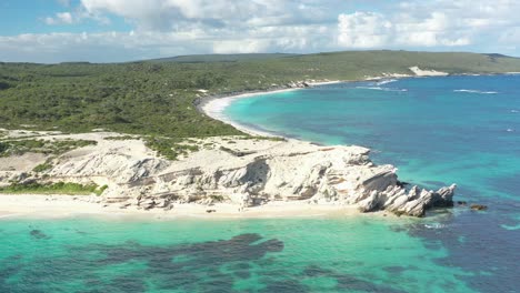 Excelente-Toma-Aérea-De-Turistas-Disfrutando-De-La-Bahía-De-Hamelin,-Australia-Occidental