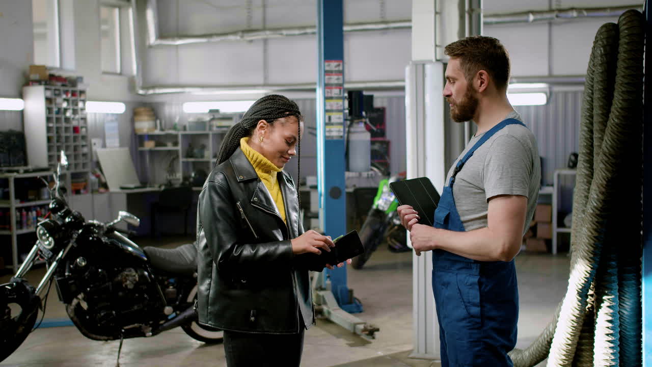 남자 와 여자 가 차고 에서 대화 하고 있다