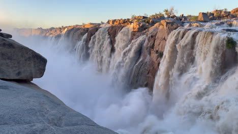 오그라비스 폭포 (augrabies falls) 는 남아프리카 공화국 북부 케이프 지방에 있는 폭포이다.