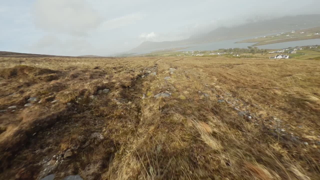 아일랜드의 대서양을 향한 언덕 아래 작은 강을 따라 드론