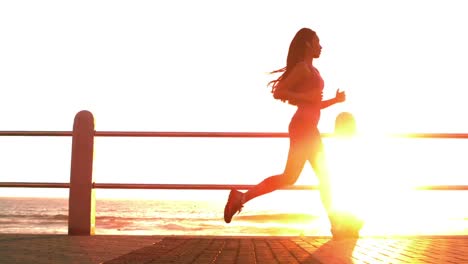 Mujer-Deportiva-Corriendo-Con-Puesta-De-Sol