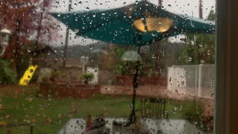 gotas de lluvia en la ventana de cristal durante la tormenta