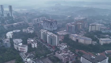 Vista-Aérea-Del-Edificio-De-La-Ciudad-De-Ernakulam-Temprano-En-La-Mañana-Misty-Hills