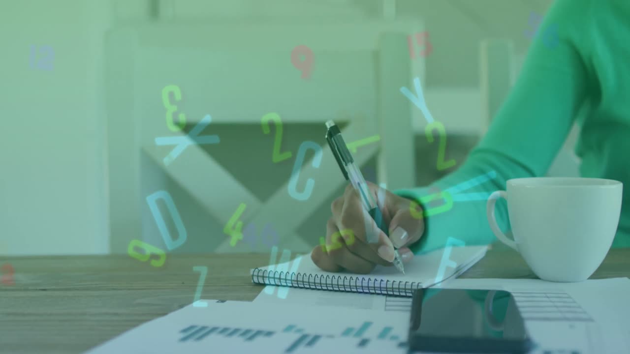 animación de iconos en línea sobre llamada de video de mujer caucásica con portátil