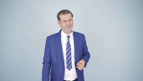 hombre de negocios con ojos adoloridos.