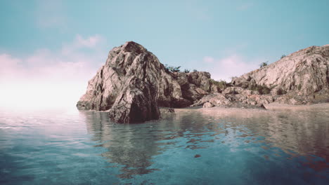 Vista-De-Verano-De-Cuevas-Marinas-Y-Acantilados-Rocosos