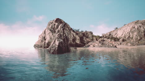 vista de verano de cuevas marinas y acantilados rocosos