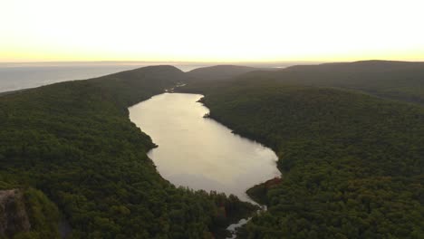 Vista-Aérea-Del-Lago-De-Las-Nubes-En-El-Parque-Estatal-De-Las-Montañas-Puercoespín-De-Michigan