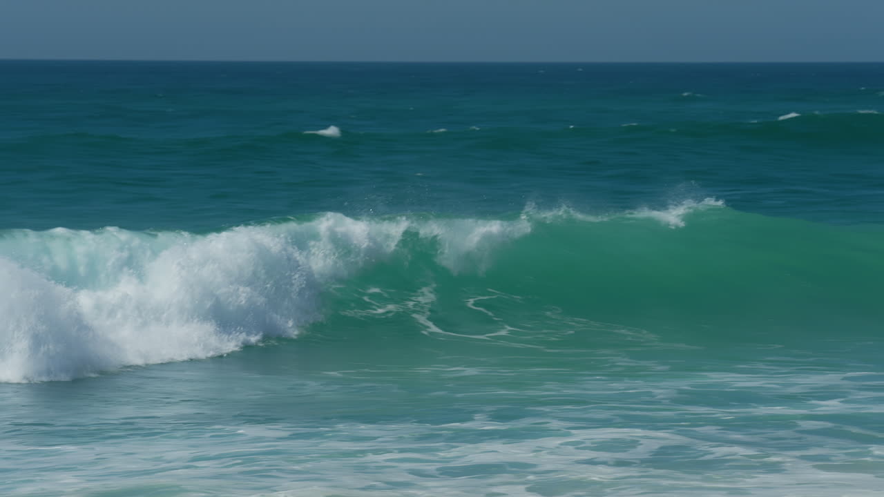 las olas corren en la orilla arenosa del mar