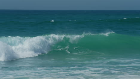 Las-Olas-Corren-En-La-Orilla-Arenosa-Del-Mar