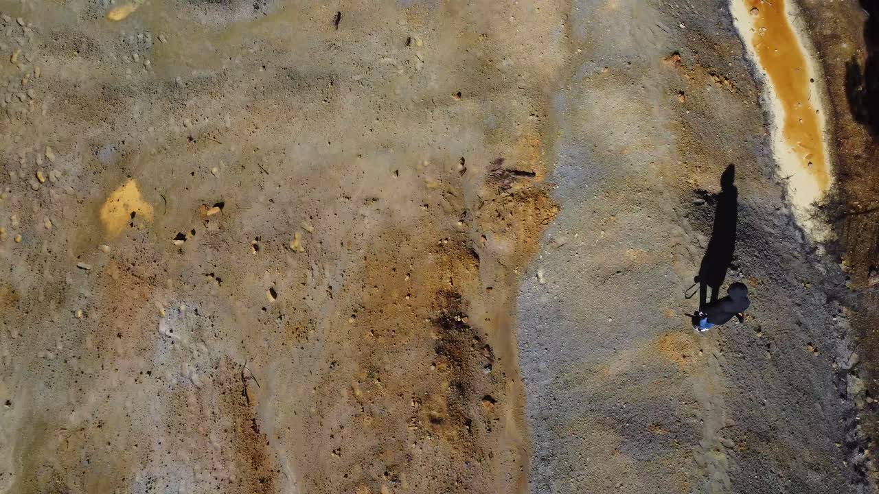 vista de pájaro de un fotógrafo solitario caminando por las minas de mitsero cerca del lago de sangre