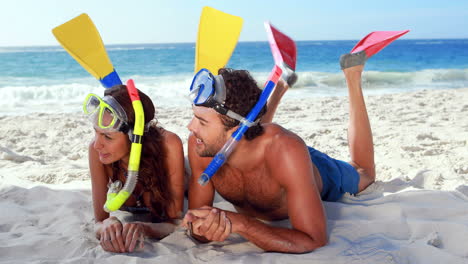 una pareja feliz con equipo de buceo hablando.