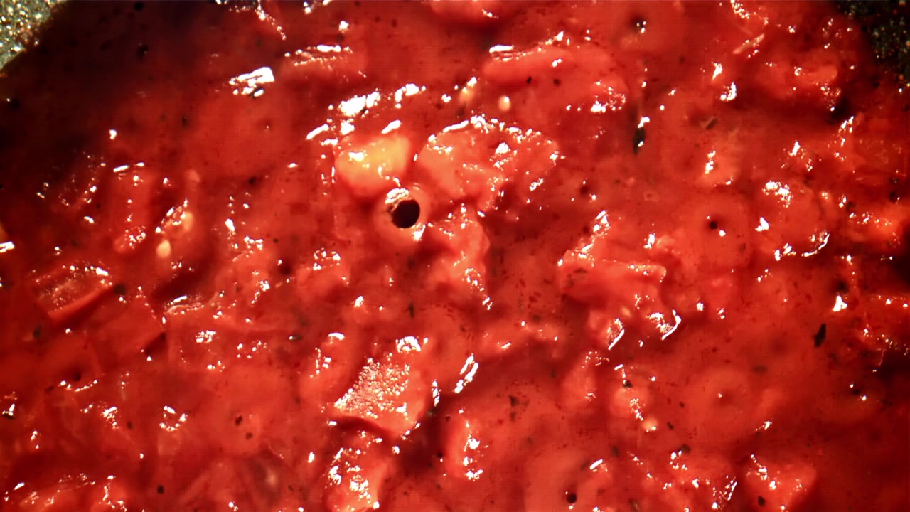 Primo piano di deliziosa salsa di pomodoro rossa che sobbolle