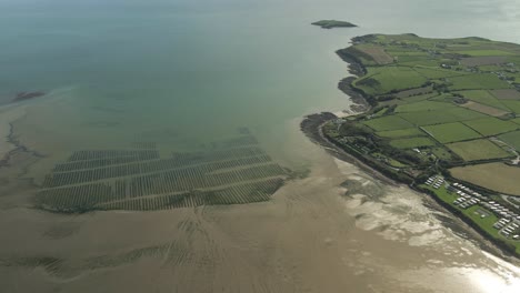 Fascinante-Composición-De-Granja-De-Ostras-Ubicada-En-Pilmore-Strand-Cork-Irlanda-Aérea