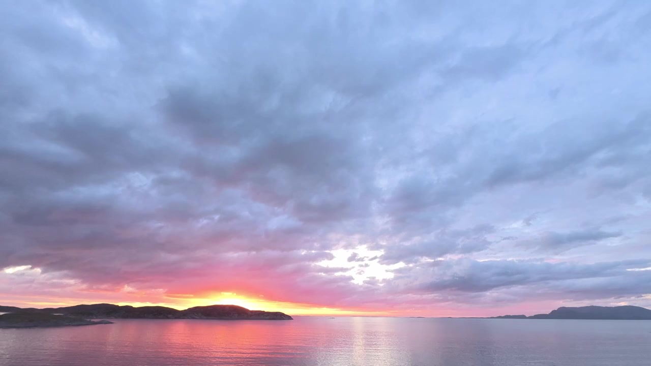 Timelapse di un tramonto dorato con nuvole in rapido movimento che attraversano il cielo