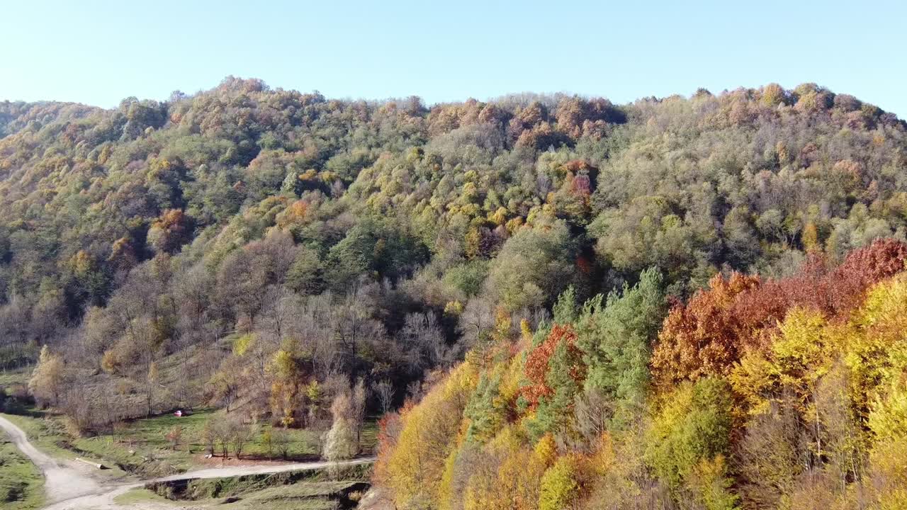 vista aérea de las colinas del país al atardecer en la temporada de otoño