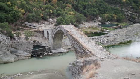 在lengarrica峡谷的河流徒步旅行和benja permet的温泉浴