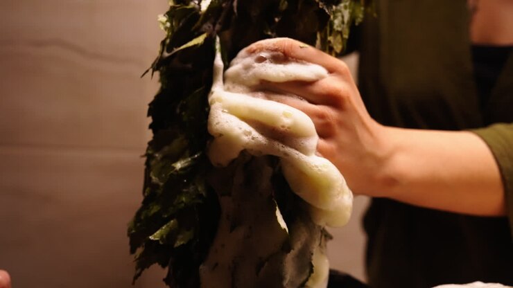 Trattamento corpo alle erbe in una spa