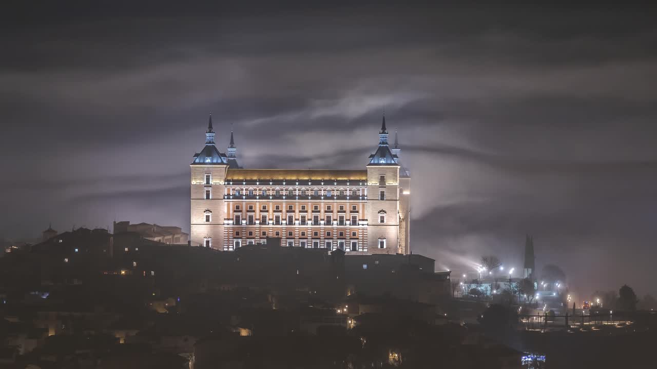 ciudad con viejos edificios en la colina por la noche