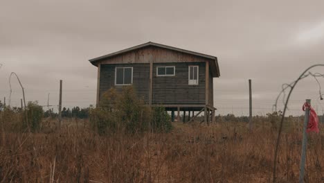 Abandoned-old-house-in-the-middle-of-the-Chilean-countryside