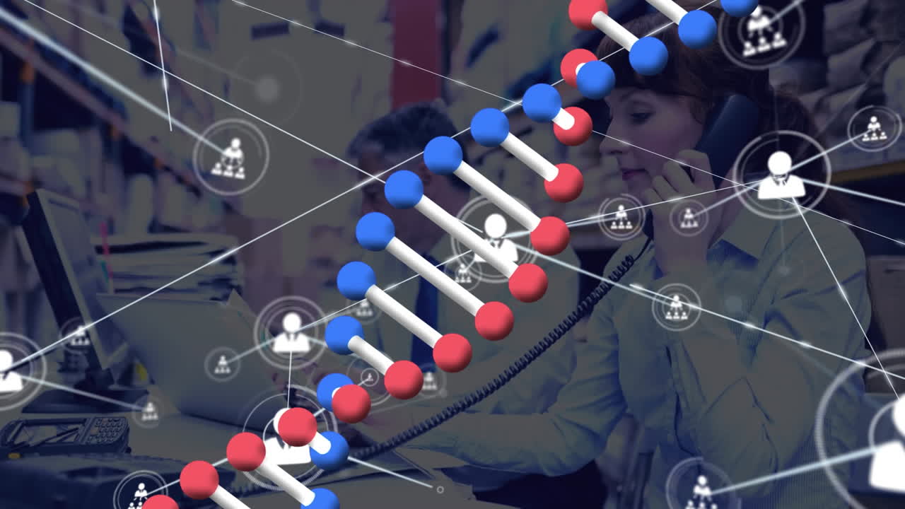animación de hélice de adn, iconos conectados sobre gerente caucásica hablando por teléfono en el almacén.