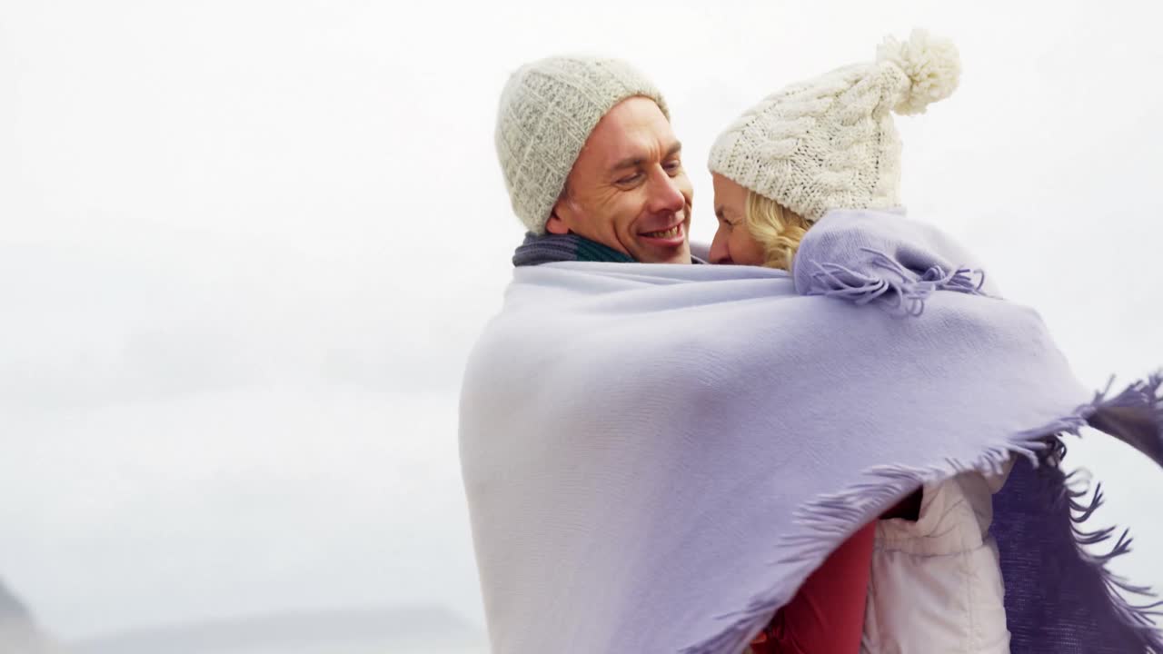 ⁇ 만적 인 부부 가 서로  ⁇ 안고 있다