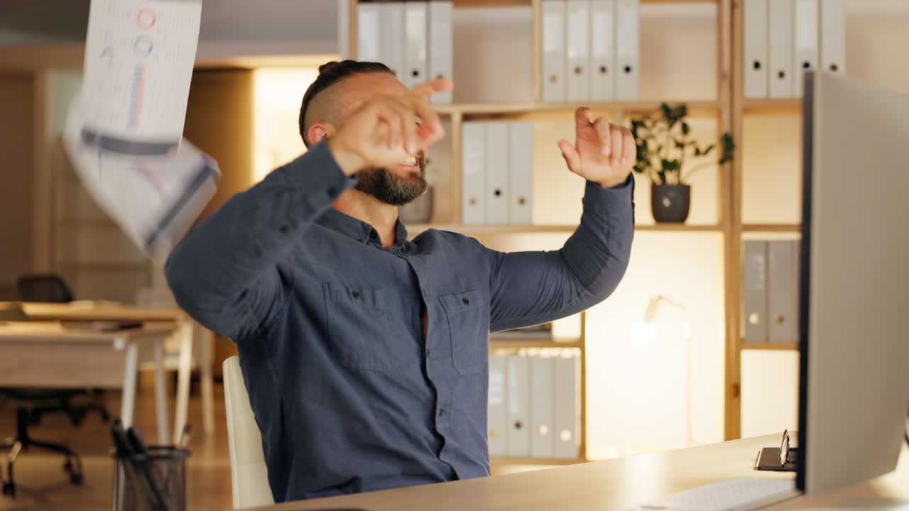 사업가 사무실에서 서류를 던져 성공