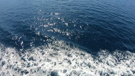 Olas-En-El-Mar-Mientras-Somos-Transportados-En-Ferry