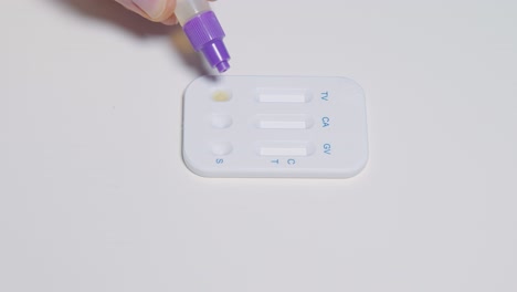 dejar caer la solución de extracción en la prueba inmunológica rápida e identificar la infección para la auto-prueba en el hogar