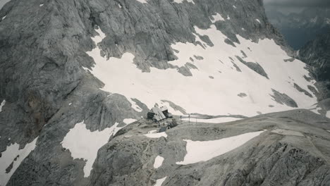 tiro de las montañas eslovenas desde un helicóptero de una cabaña de montaña en los alpes eslovenos de julijan